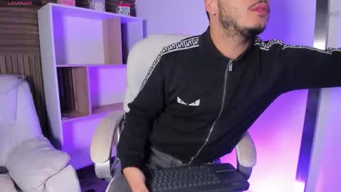 axel_grey_ online show from October 10, 12:15 pm