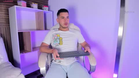 axel_grey_ online show from October 17, 12:19 pm