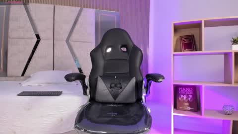 axel_grey_ online show from February 27, 1:11 pm