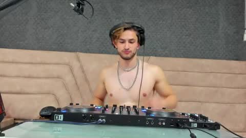 Axel  online show from April 9, 6:02 pm