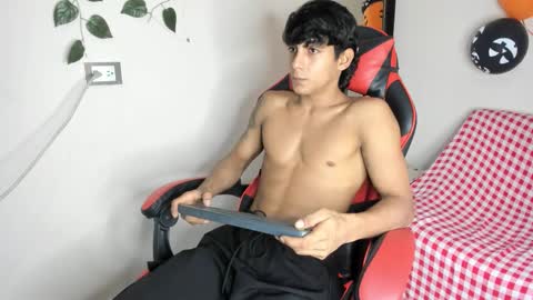 Snapshot of axel_rosse2 chatting on November 7, 10:10 pm axel_rosse2 online show from November 7, 10:10 pm