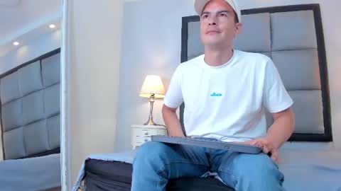 Snapshot of axel_wolfe chatting on July 20, 8:33 pm axel_wolfe online show from July 20, 8:33 pm