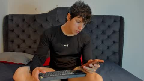 Snapshot of axelraven chatting on December 15, 7:51 pm Axel Raven online show from December 15, 7:51 pm