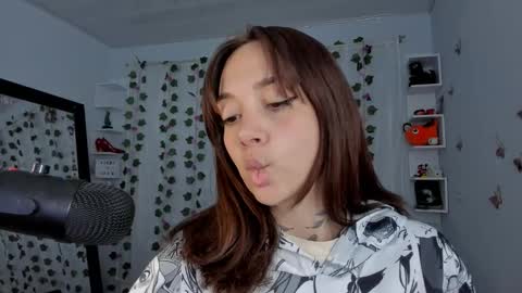 Snapshot of azumi_saan chatting on December 19, 2:40 am azumi saan online show from December 19, 2:40 am