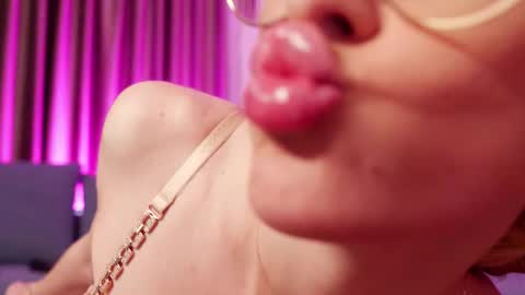 Snapshot of baaaybeee chatting on November 26, 9:27 pm Alessia online show from November 26, 9:27 pm