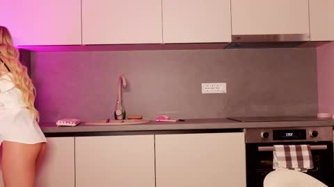 Snapshot of baaaybeee chatting on December 4, 9:12 pm Alessia online show from December 4, 9:12 pm