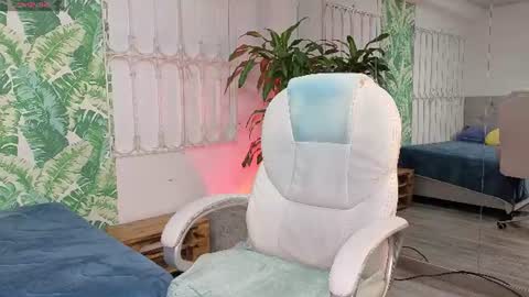 Snapshot of baby_julieta00 chatting on June 16, 12:19 pm Julieta online show from June 16, 12:19 pm