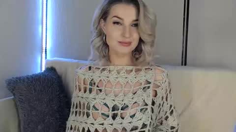 Snapshot of babydollysx chatting on December 15, 4:44 pm Kate online show from December 15, 4:44 pm