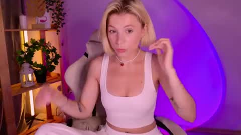 Snapshot of balerinacappuccino_ chatting on June 21, 2:47 am Elly online show from June 21, 2:47 am