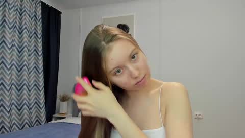 Snapshot of bam_bi chatting on February 10, 9:36 am Kira online show from February 10, 9:36 am