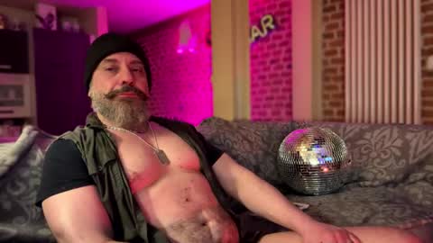 Snapshot of barba71 chatting on February 11, 1:41 am Military man 69 online show from February 11, 1:41 am