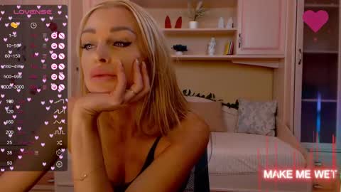 Snapshot of barbie_kiss1 chatting on December 5, 4:31 am barbie online show from December 5, 4:31 am