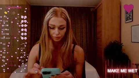 Snapshot of barbie_kiss1 chatting on December 10, 1:22 am barbie online show from December 10, 1:22 am