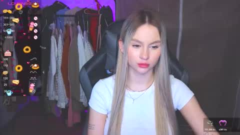 Snapshot of barbieee_doll chatting on November 29, 12:46 am Eva online show from November 29, 12:46 am