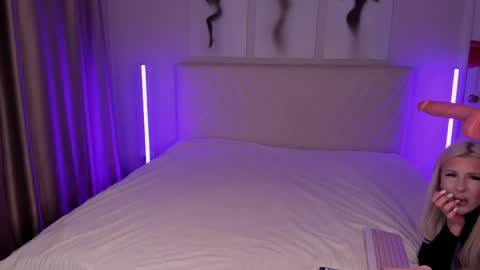 Snapshot of barbielina_ chatting on May 5, 8:06 pm Emma online show from May 5, 8:06 pm