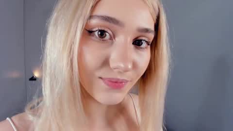 Mia online show from April 5, 4:37 pm