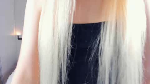 Mia online show from April 9, 2:00 pm