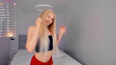 Mia online show from April 15, 3:52 pm