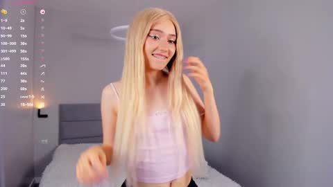 Mia online show from April 17, 3:48 pm