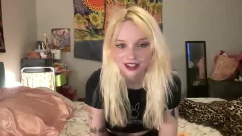 Snapshot of bardoteyed chatting on December 2, 8:37 pm Bardot Eyed online show from December 2, 8:37 pm