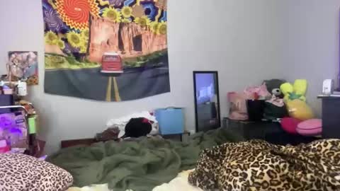 Snapshot of bardoteyed chatting on December 16, 8:47 pm Bardot Eyed online show from December 16, 8:47 pm