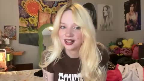 Snapshot of bardoteyed chatting on January 15, 8:01 pm Bardot Eyed online show from January 15, 8:01 pm