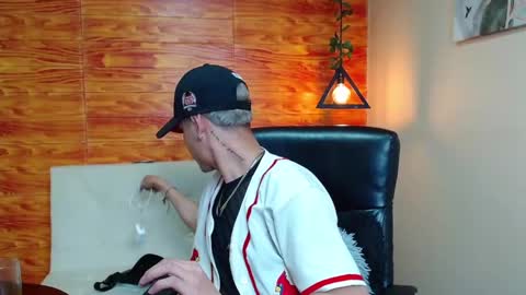 Snapshot of bastiaan_28 chatting on December 28, 4:19 am Bastian online show from December 28, 4:19 am