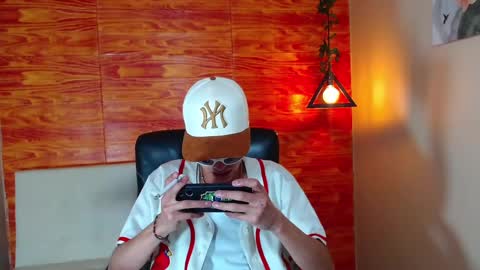 Snapshot of bastiaan_28 chatting on February 20, 5:44 am Bastian online show from February 20, 5:44 am