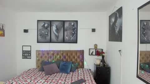 Snapshot of bastian_jones1 chatting on December 3, 7:01 pm bastian_jones1 online show from December 3, 7:01 pm