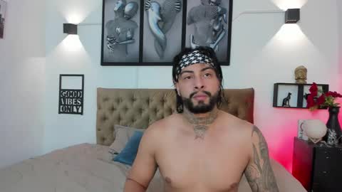 Snapshot of bastian_jones1 chatting on December 16, 6:07 am bastian_jones1 online show from December 16, 6:07 am