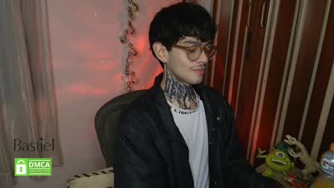 Snapshot of bastiel_ chatting on October 19, 12:33 am Bastiel online show from October 19, 12:33 am