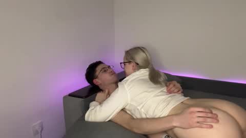 Max and Bella online show from November 20, 1:44 pm