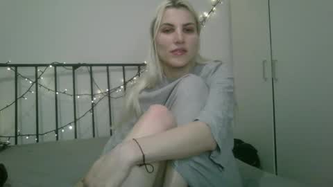 Snapshot of bea_trix77 chatting on January 15, 9:30 pm Yours sweet Bea 3 online show from January 15, 9:30 pm