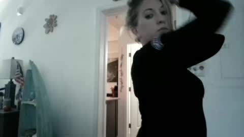 Snapshot of beach_bunny69 chatting on November 1, 9:33 am Emma online show from November 1, 9:33 am