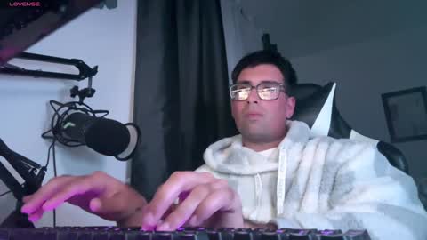 Snapshot of beastandbeauty0313 chatting on December 24, 6:55 am Beastandbeauty0313 online show from December 24, 6:55 am