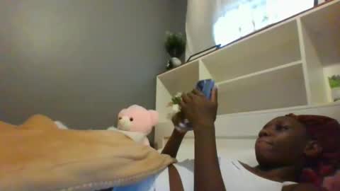 Snapshot of beautie699392 chatting on February 4, 4:48 am Lil stunner online show from February 4, 4:48 am