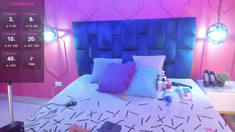 Snapshot of beauty_milf4 chatting on October 16, 11:22 am Chantall online show from October 16, 11:22 am
