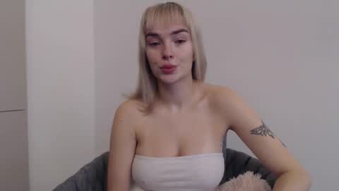 Snapshot of beauty_xpolly chatting on October 8, 9:40 am POLLY online show from October 8, 9:40 am