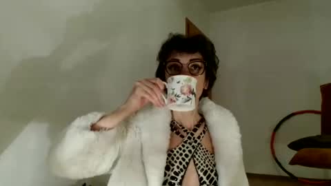 Raluca online show from February 25, 6:17 pm