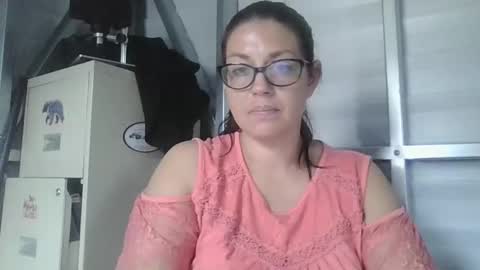 Snapshot of beccabee37 chatting on February 27, 5:13 pm beccabee37 online show from February 27, 5:13 pm