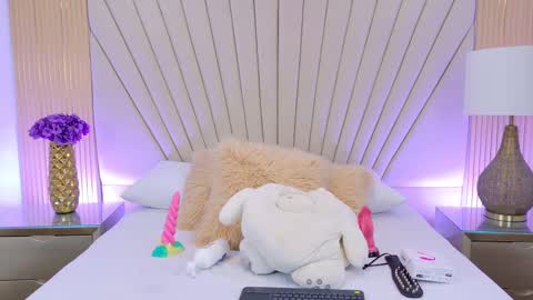 Snapshot of becky_gb chatting on September 30, 8:47 pm Laura Tobon online show from September 30, 8:47 pm