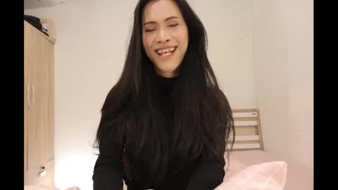 Snapshot of bee_thai chatting on December 18, 8:47 pm bee_thai online show from December 18, 8:47 pm