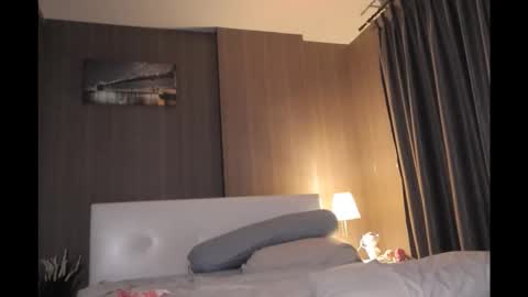 Snapshot of bee_thai chatting on December 18, 5:19 pm bee_thai online show from December 18, 5:19 pm