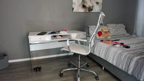 Bee if you ever see the girl who can take 12 inch all the way inside the ass try me online show from April 20, 7:04 pm