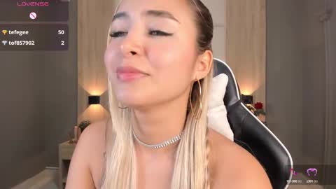 Snapshot of bella1207 chatting on January 7, 10:30 pm Bella cam online show from January 7, 10:30 pm