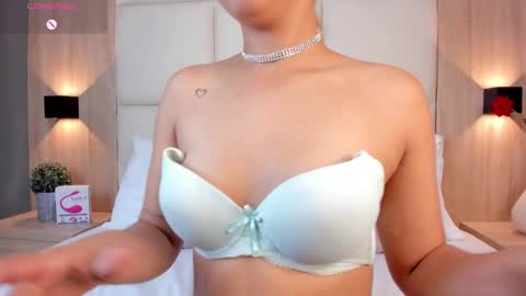 Snapshot of bella1207 chatting on January 25, 7:07 pm Bella cam online show from January 25, 7:07 pm