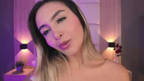 Snapshot of bella1207 chatting on September 19, 9:15 pm Bella cam online show from September 19, 9:15 pm