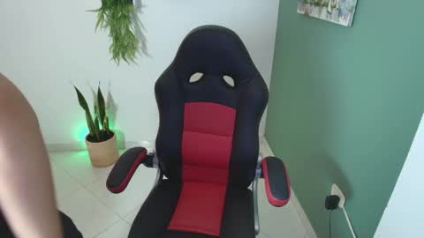 Snapshot of bella_99x chatting on January 13, 11:41 am Bel 3 online show from January 13, 11:41 am