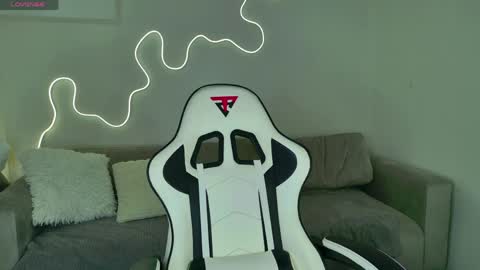 Hi I am Bella online show from March 30, 3:29 am