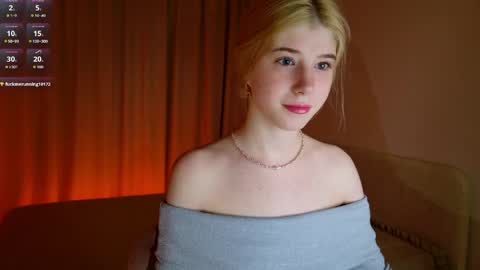 Snapshot of bella_amoury chatting on April 20, 5:16 pm Bella online show from April 20, 5:16 pm